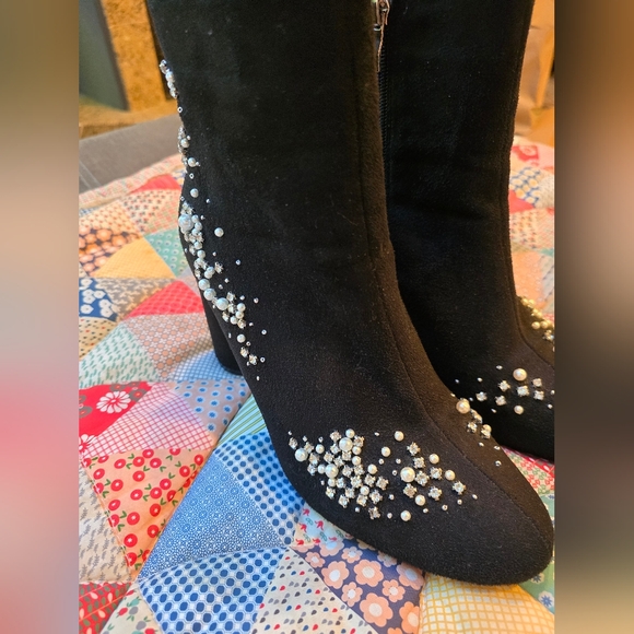 Olivia Miller Diomede Pearl and Rhinestone Booties, Black, EUC, Size 8.5US - Picture 3 of 10
